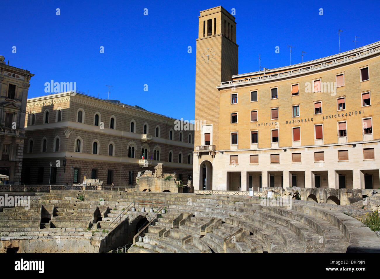 Teatro romano e INA Edificio, Piazza S. Oronzo, Lecce, Puglia, Italia Foto Stock