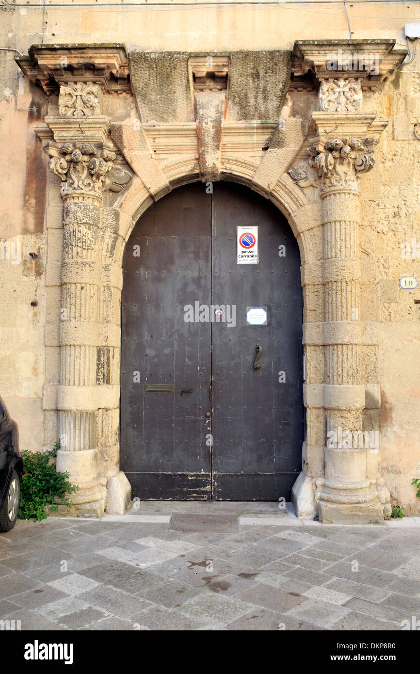 Portale barocco nella città vecchia, Lecce, Puglia, Italia Foto Stock