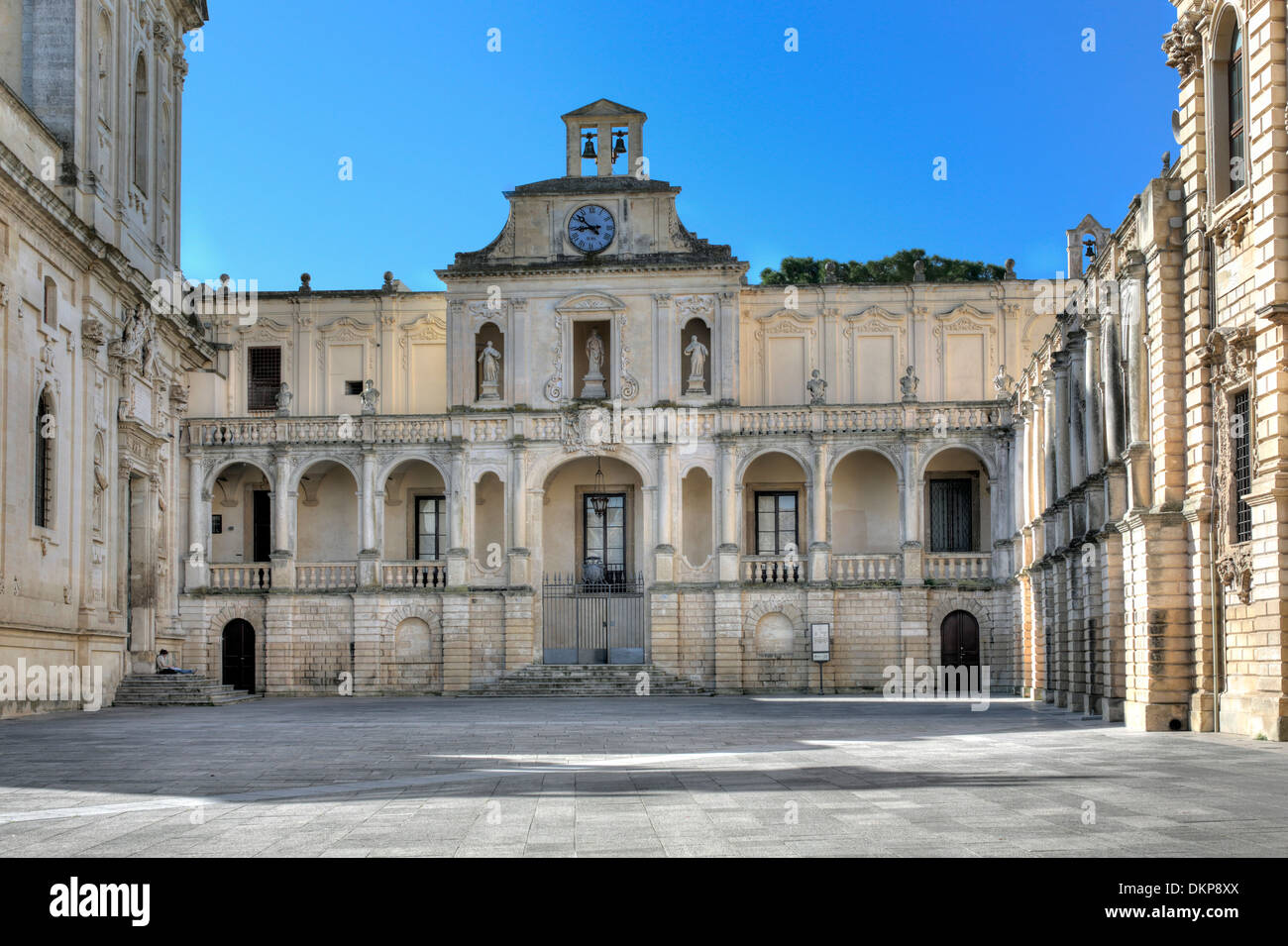Il palazzo vescovile (1758), la piazza della cattedrale, Lecce, Puglia, Italia Foto Stock
