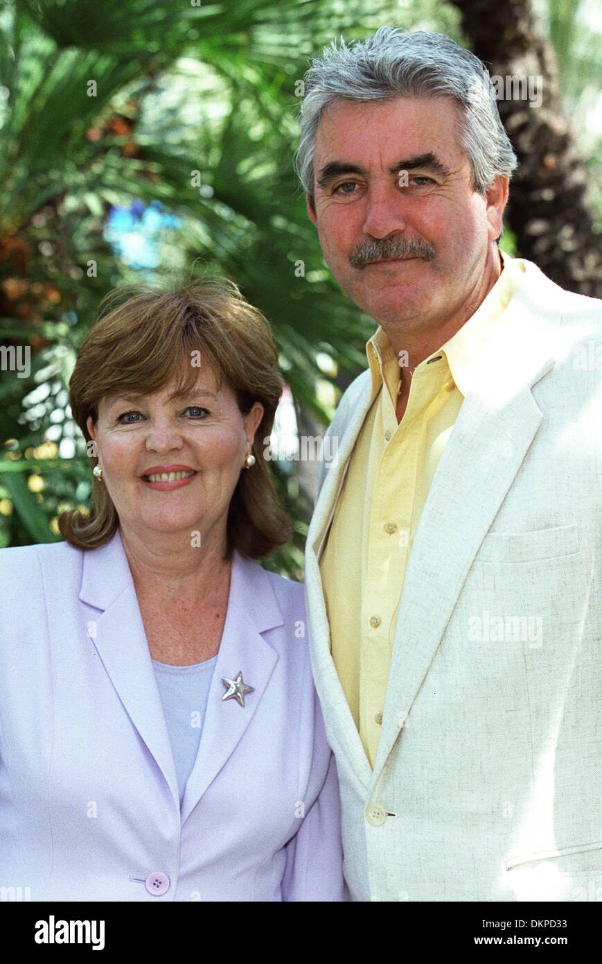 PAULINE COLLINS,GIOVANNI A ALDERTON.attrice e attore.CANNES, Francia, Europa.16/05/2001.BH72C33C. Foto Stock