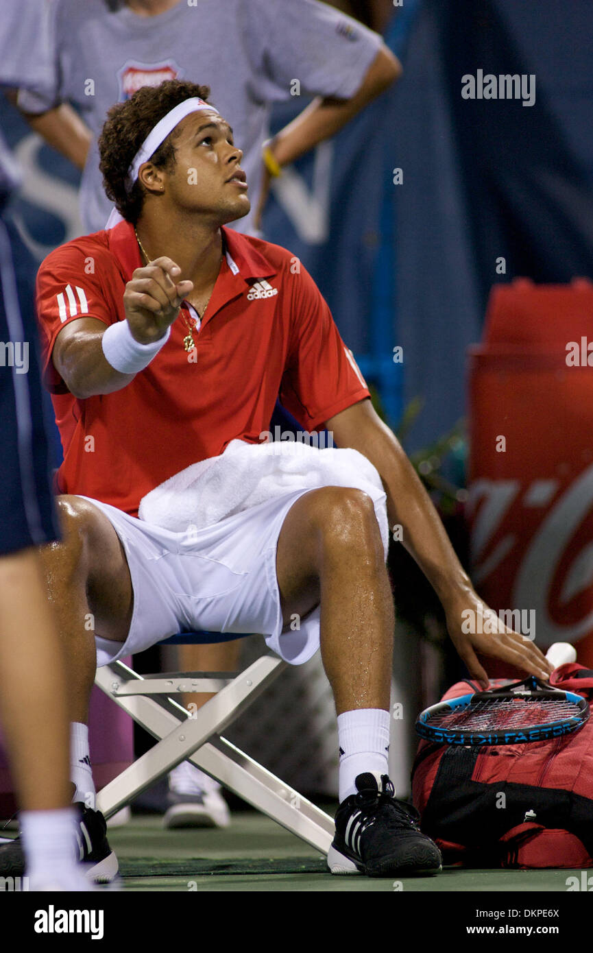 Il 7 agosto 2009 - Washington D.C, Stati Uniti d'America - 05 agosto 2009: Jo-Wilfred Tsonga(FRA) contro John Isner (USA) non mostrato durante una seconda partita il giorno 3 di Legg Mason Tennis Classic a William H.G. Fitzgerald Tennis Center in Rock Creek Park, Washington D.C. Isner sconfitto Tsonga 4-6,7-6,7-6. (Credito Immagine: © Southcreek globale/ZUMApress.com) Foto Stock