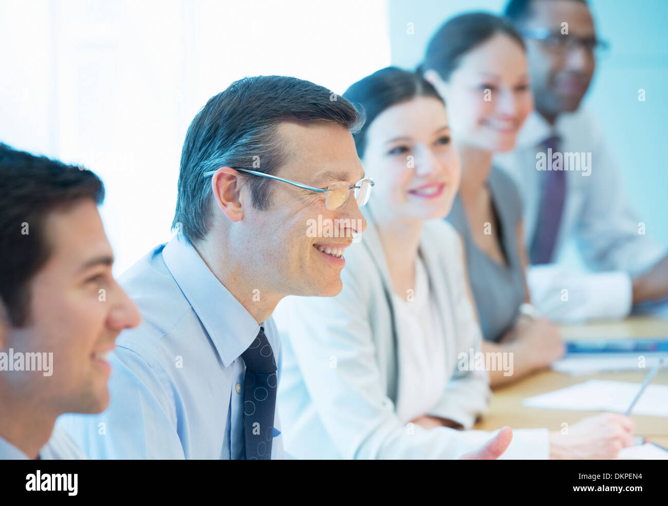 La gente di affari di parlare in riunione Foto Stock