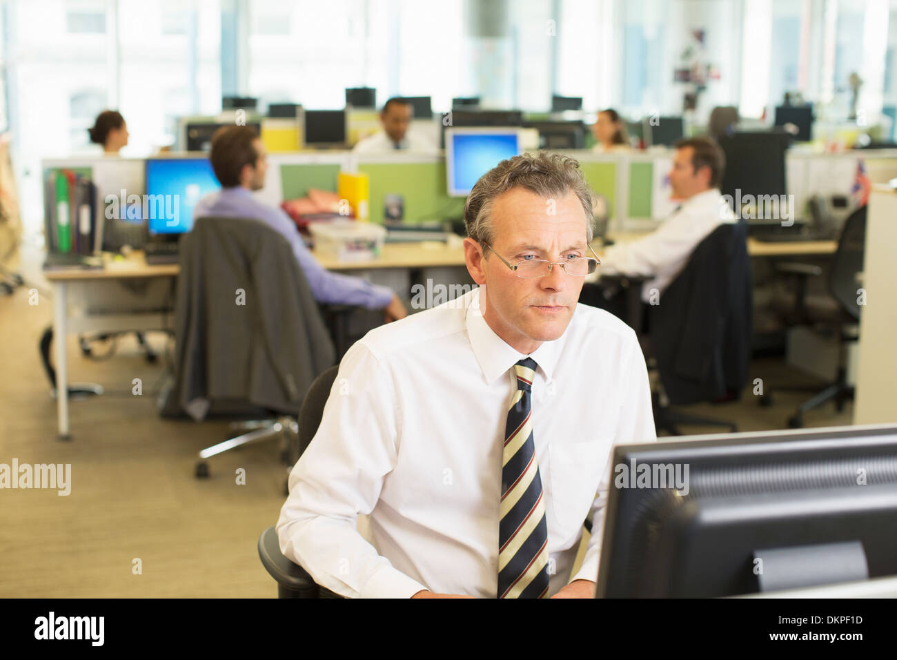 Imprenditore lavora al computer in ufficio Foto Stock