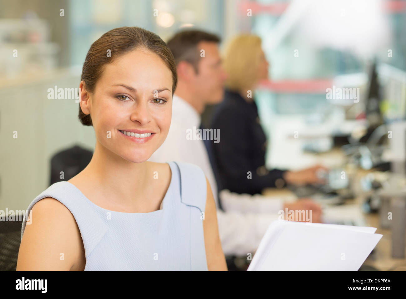 Imprenditrice sorridente in ufficio Foto Stock