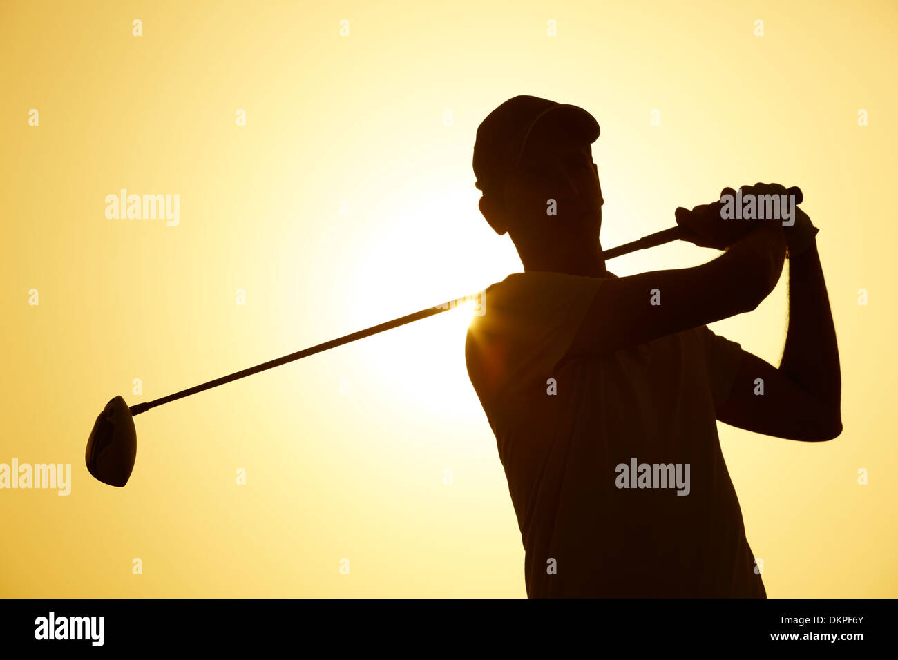Silhouette di uomo giocando a golf all'aperto Foto Stock