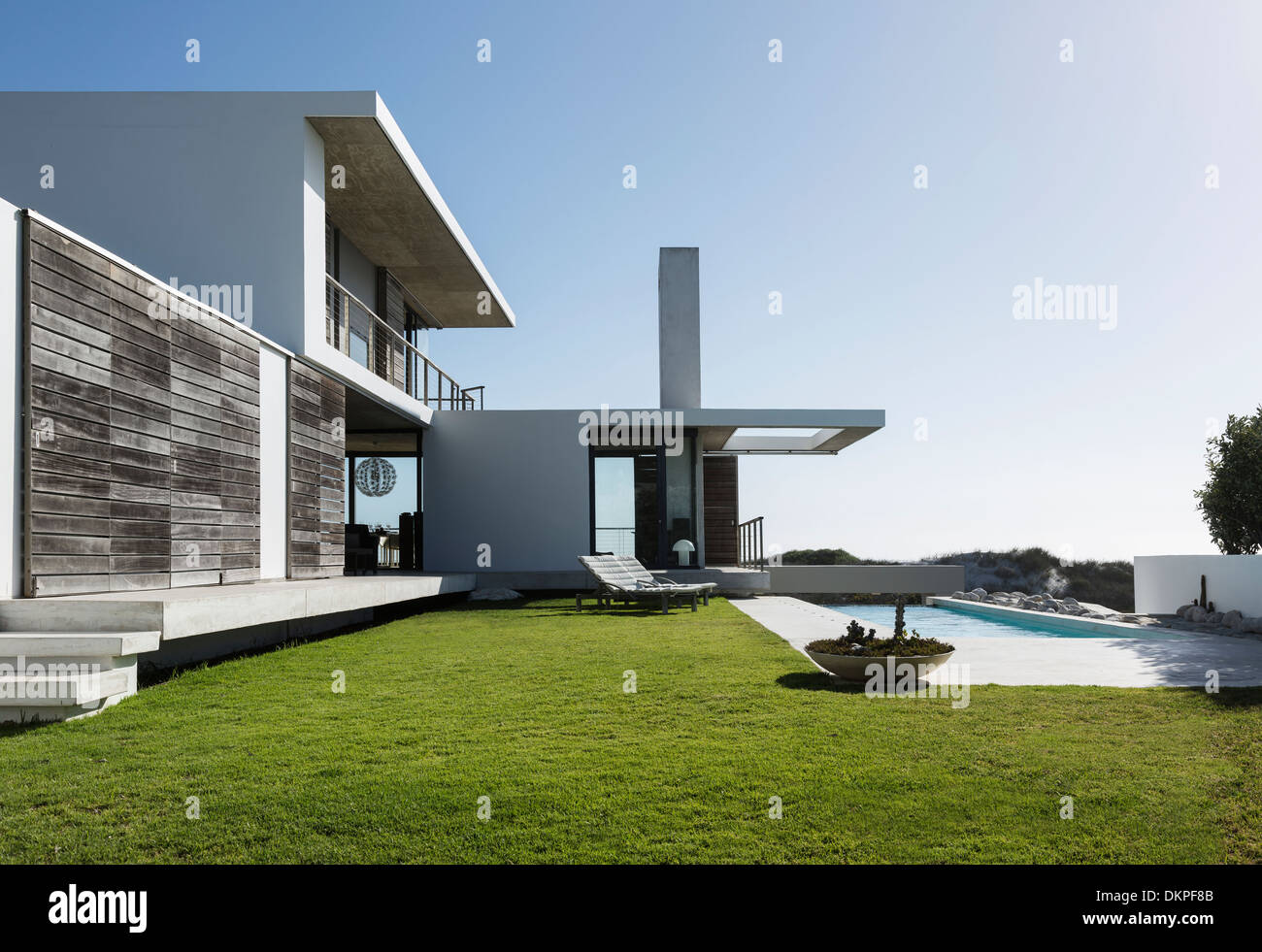 Prato e lap pool al di fuori di casa moderna Foto Stock