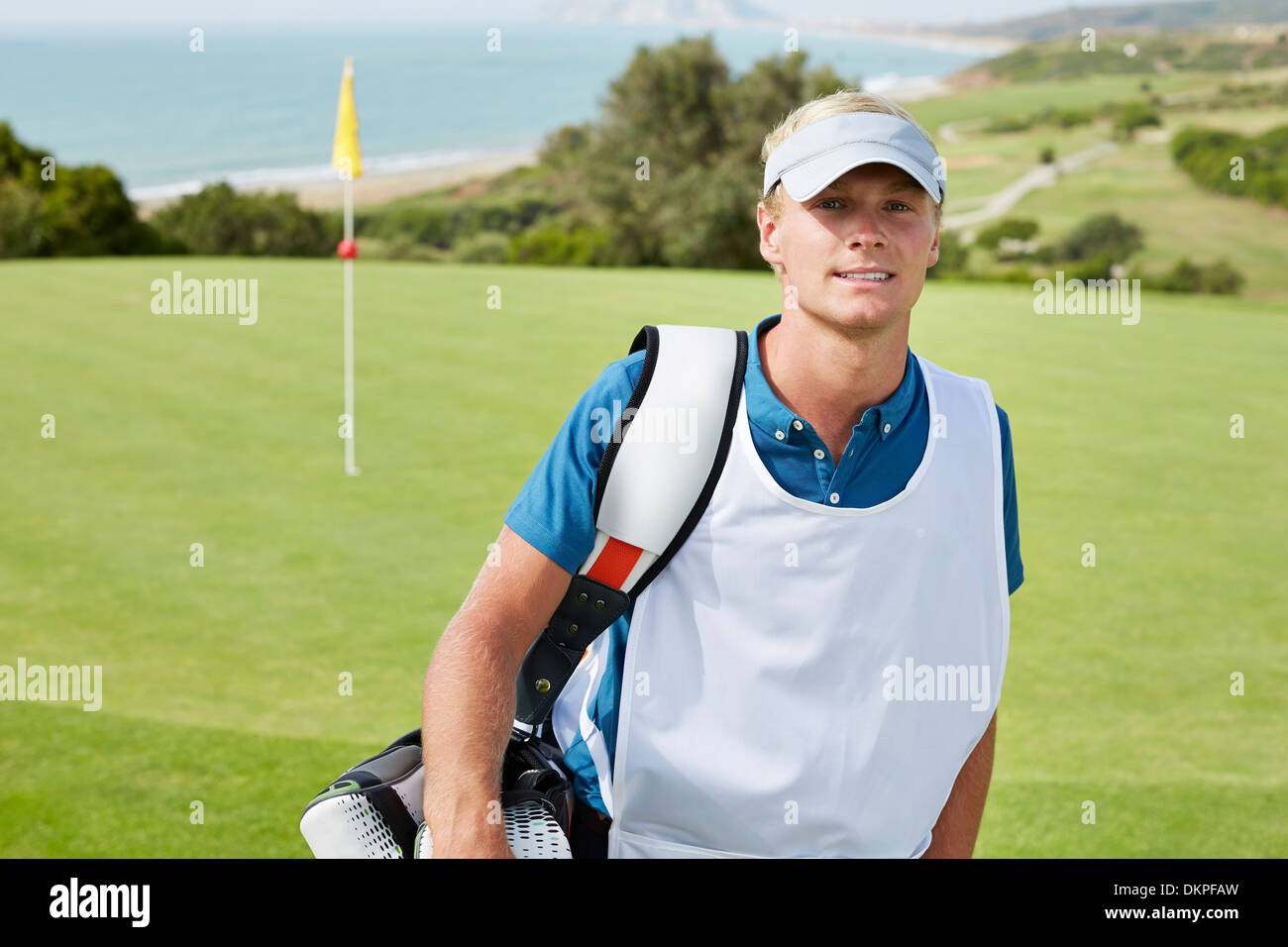 Caddy sorridente sul campo da golf Foto Stock