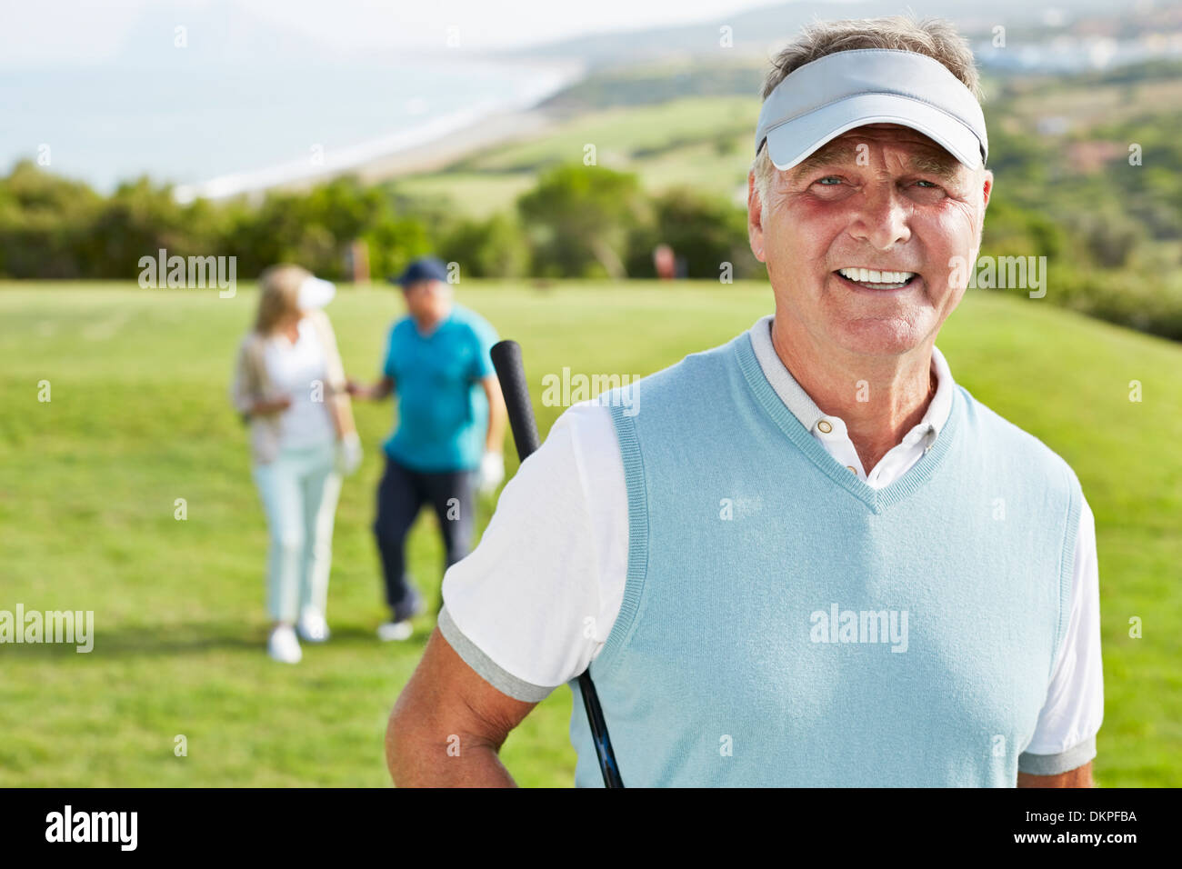 Senior sorridente uomo sul campo da golf Foto Stock