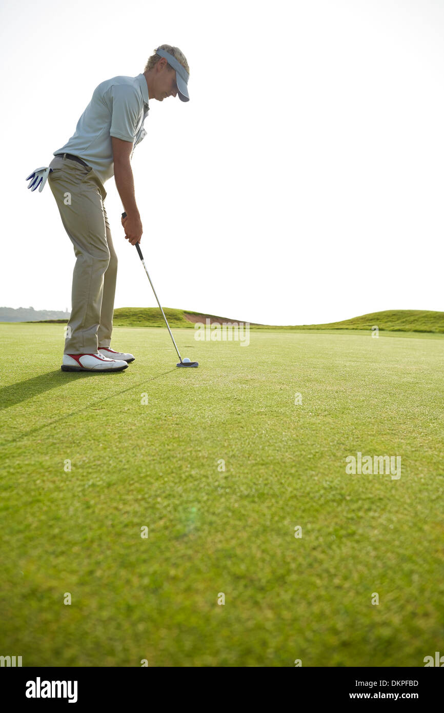 L'uomo mettendo sul campo da golf Foto Stock