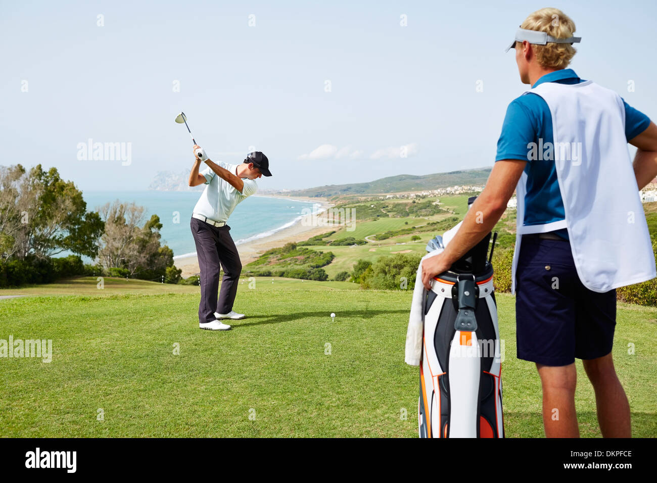 Gli uomini che giocano a golf in corso Foto Stock