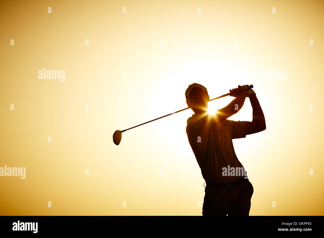 Silhouette di uomo swinging golf club Foto Stock
