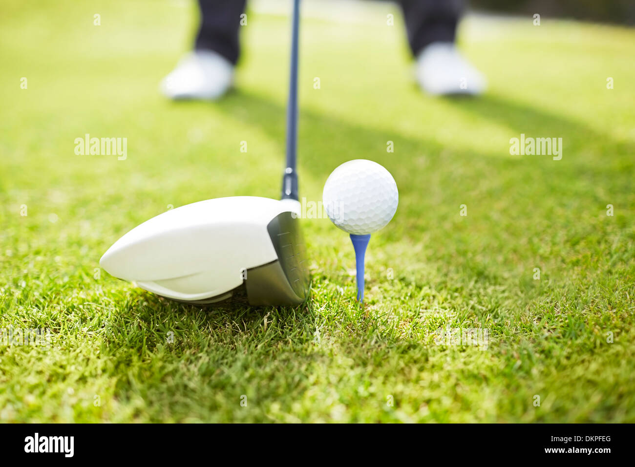 L'uomo giocando a golf sul corso Foto Stock