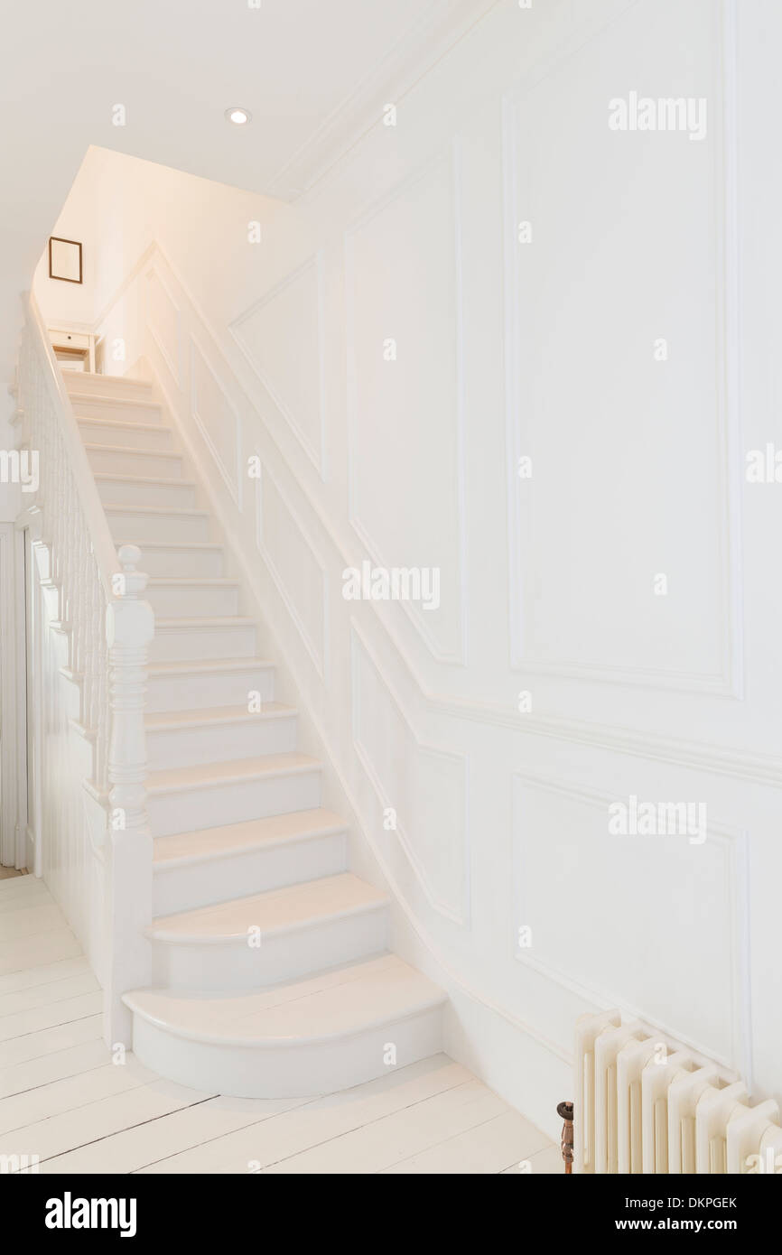Scala di colore bianco in casa moderna Foto Stock