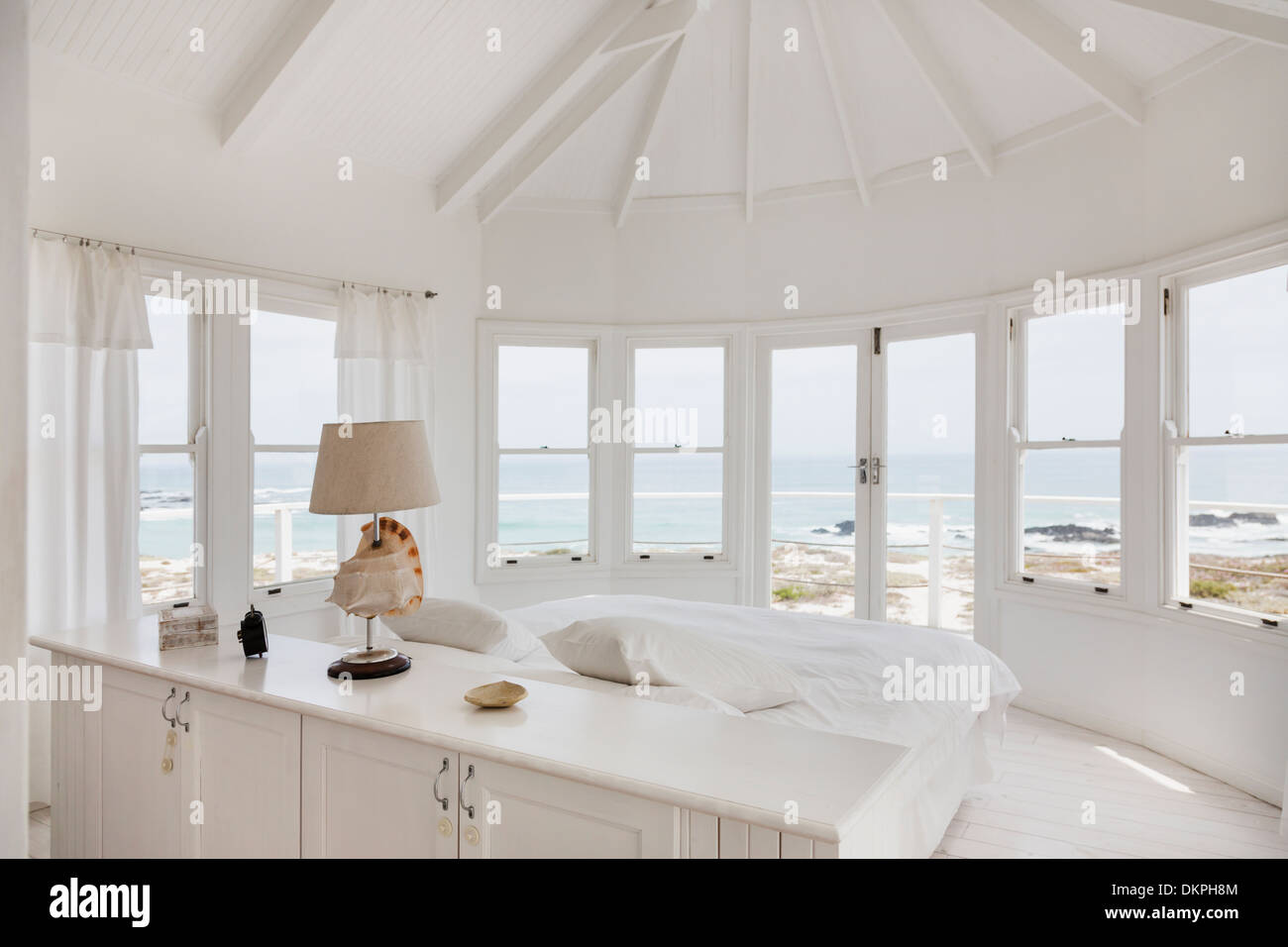 White camera da letto con vista oceano Foto Stock