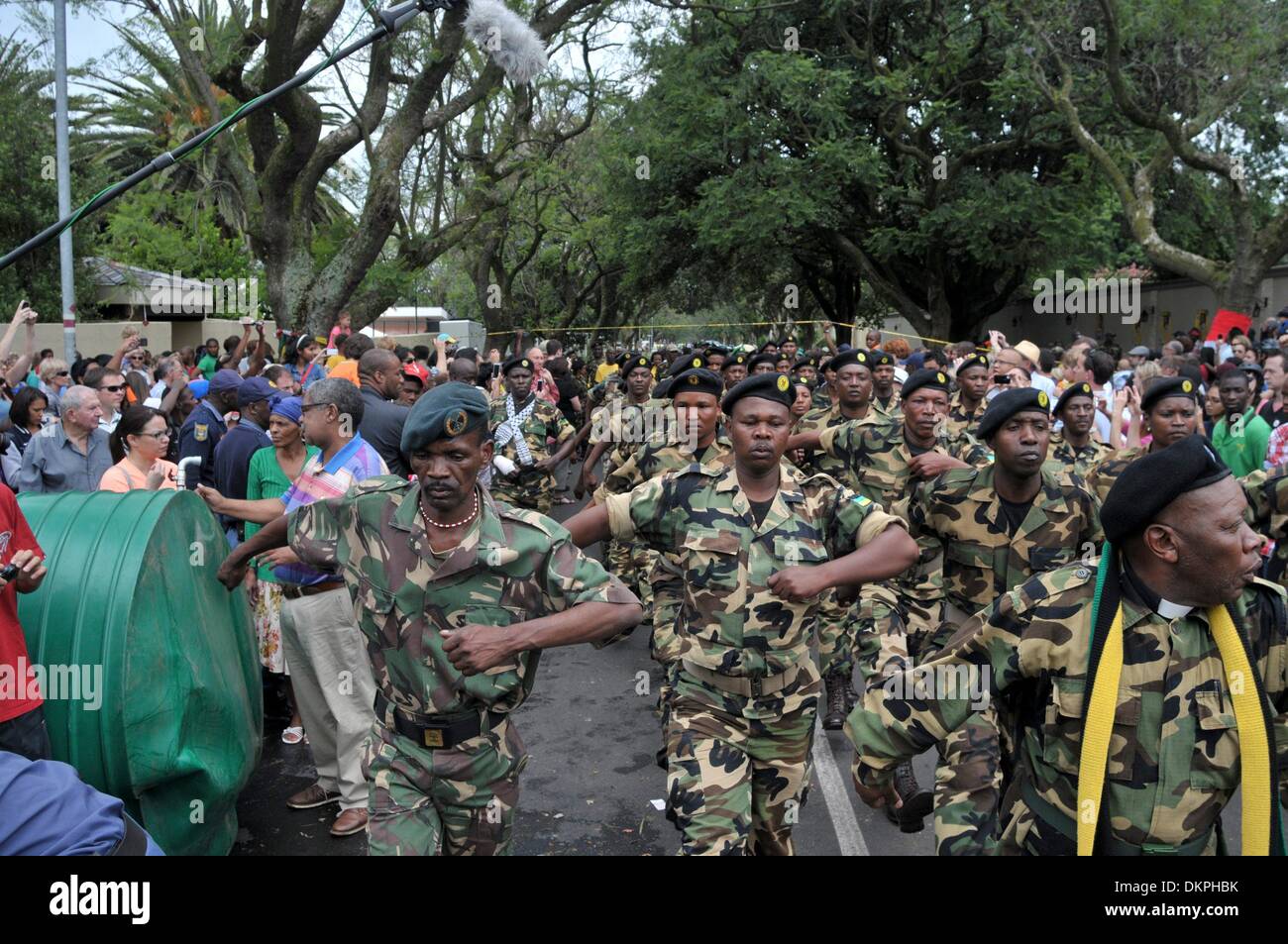 Houghton, Sud Africa. L'8 dicembre, 2013. I membri dell'ANC dell ex braccio armato 'MK' marzo in omaggio all ex presidente Nelson Mandela al di fuori della sua Houghton home su dicembre 8, 2013 in Houghton, Johannesburg, Sud Africa. Tra la famiglia presso la sua casa di Houghton, il padre della patria, Nelson Mandela, Tata Madiba, passate tranquillamente la sera del 5 dicembre 2013. Credito: Dino Lloyd/Gallo Immagini/Alamy Live News Foto Stock