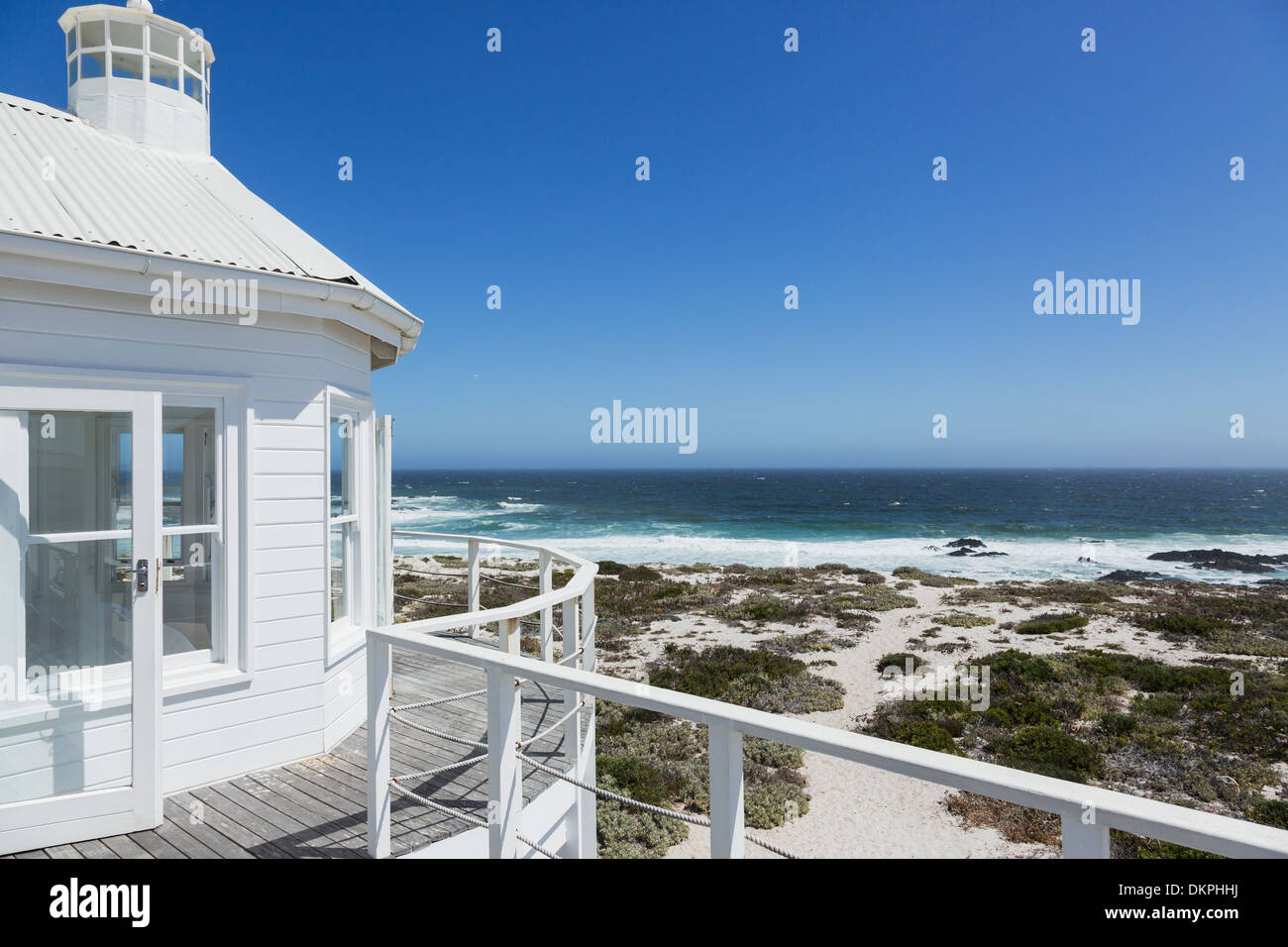 Casa sulla spiaggia con vista sull'oceano Foto Stock