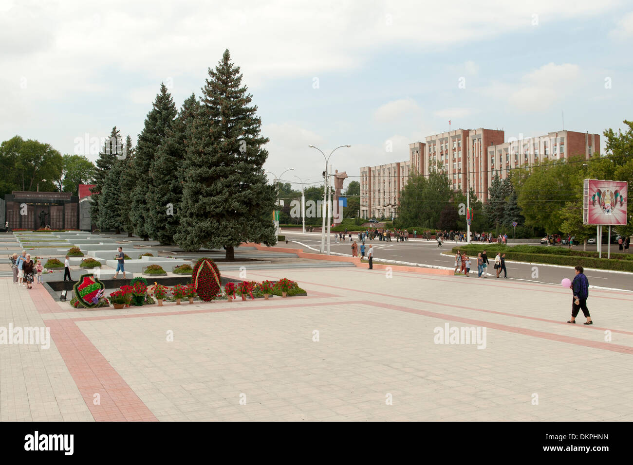 La Transnistria agli edifici del Parlamento visto da eroe nel cimitero (aka il Memoriale di Gloria) in Tiraspol, capitale della Transnistria Foto Stock