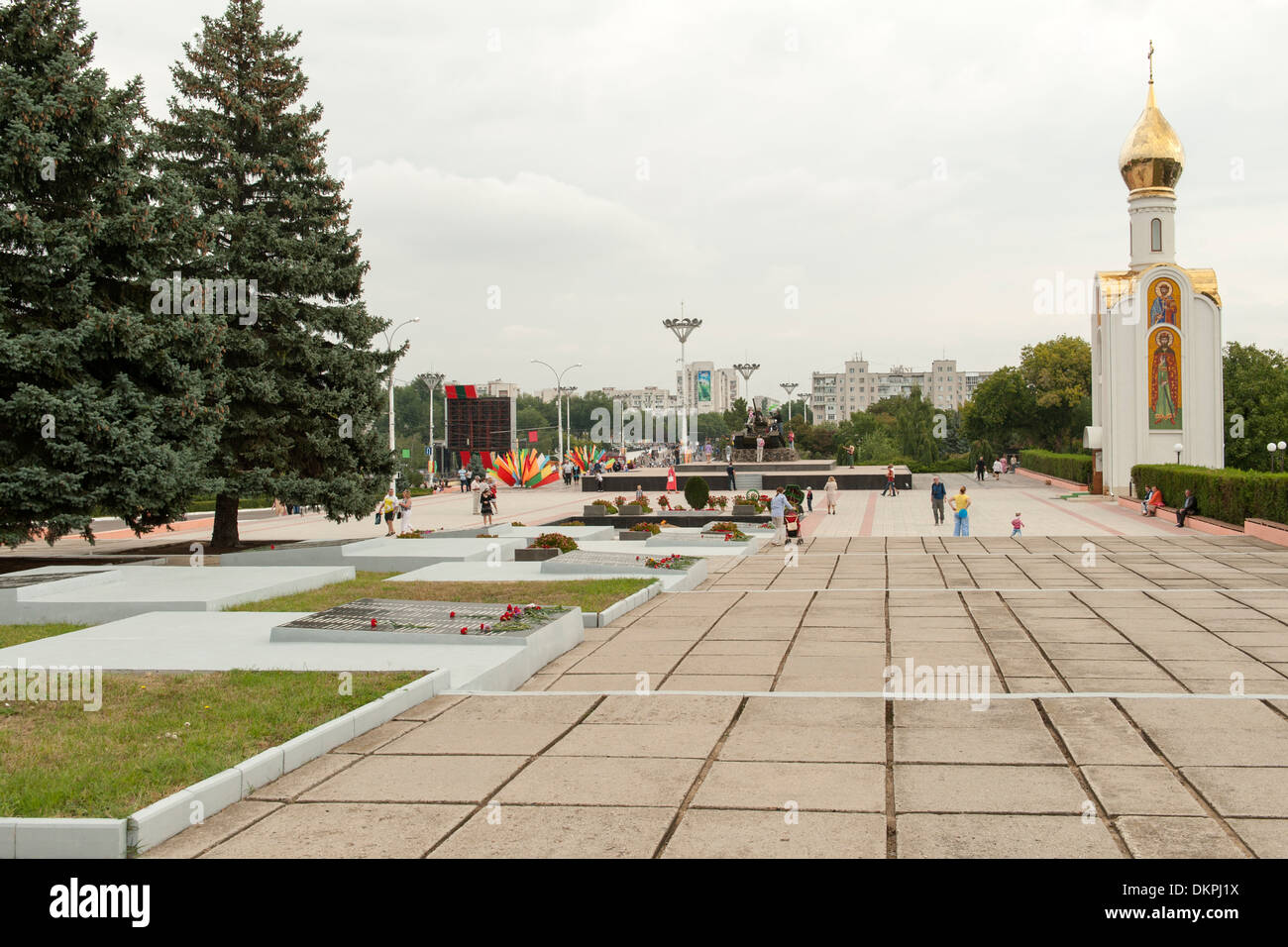 Hero's cimitero (aka il Memoriale di Gloria) e San Giorgio Cappella in Tiraspol, capitale della Transnistria. Foto Stock