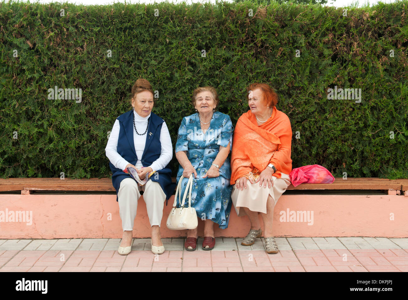 Tre donne seduta su una panchina in Tiraspol, la capitale della Transnistria. Foto Stock