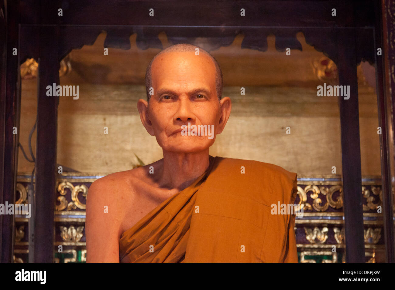 Il manichino waxwork di un ex-abate in The Chedi Luang tempio (Chiang Mai - Thailandia). Statua en cera d'onu ancien moine supérieur. Foto Stock