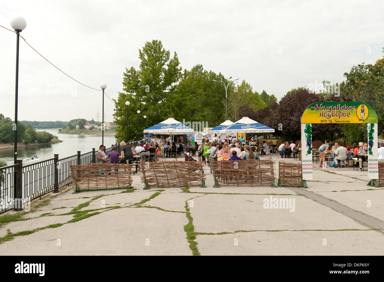 Cafe sulle rive del fiume Dniester in Tiraspol, la capitale della Transnistria. Foto Stock