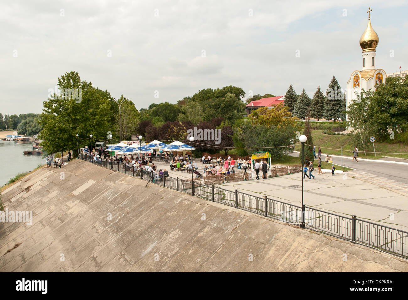 Cafe sulle rive del fiume Dniester in Tiraspol, la capitale della Transnistria. Foto Stock