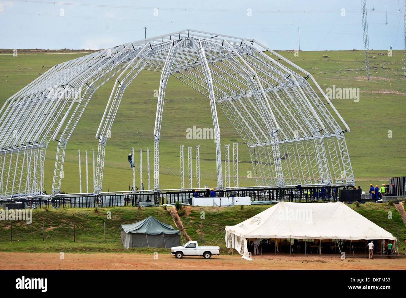 Qunu, Sud Africa. 9 dicembre, 2013. Sono in corso i preparativi per i funerali di Stato presso la ex statista Nelson Mandela's Qunu Home su dicembre 9, 2013 in Qunu, Sud Africa. Il padre della patria, Nelson Mandela, Tata Madiba, passate tranquillamente la sera del 5 dicembre 2013 nella sua casa di Houghton con la famiglia. Credito: Leon Sadiki città/press/Gallo Immagini/Alamy Live News Foto Stock