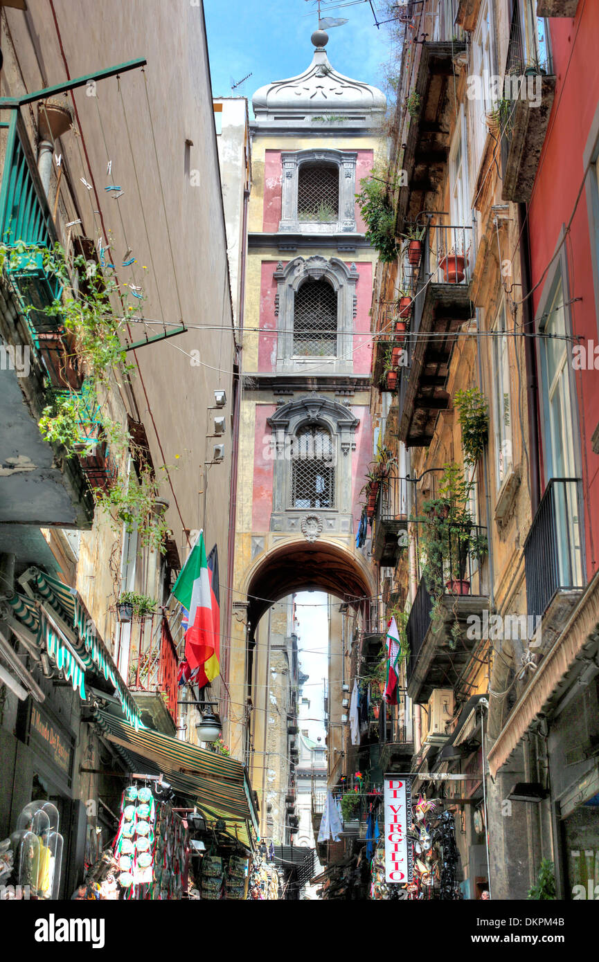 Strada stretta nella città vecchia, Napoli, campania, Italy Foto Stock