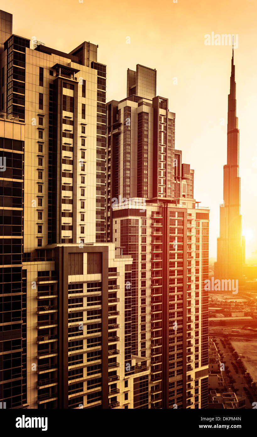 Nel centro cittadino di Dubai nel tramonto, UAE, bellissimi edifici alti in giallo luminoso della luce del sole, il Burj Khalifa, Centro business, viaggi di lusso Foto Stock