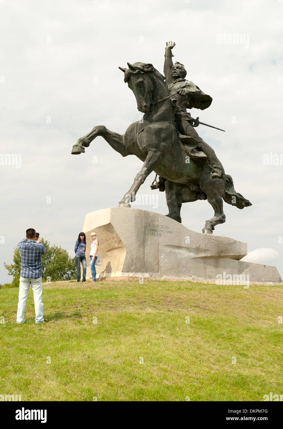 I turisti che posano per una foto al monumento a Alexander Suvorov in Tiraspol, capitale della Transnistria. Foto Stock