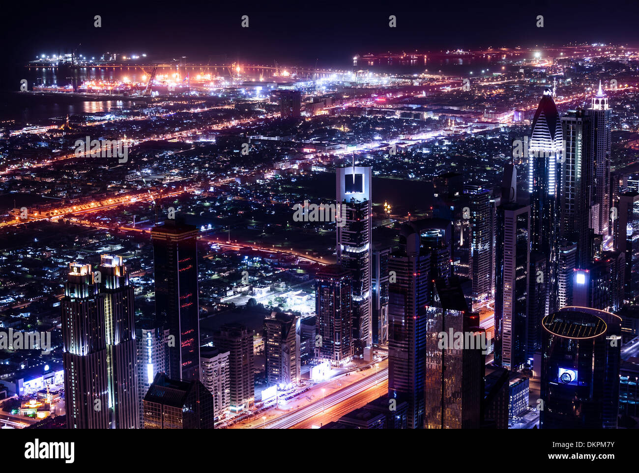Dubai città di notte, UAE, bella prospettiva aerea su incandescente downtown, panoramica cityscape, lussuosi edifici arabo Foto Stock