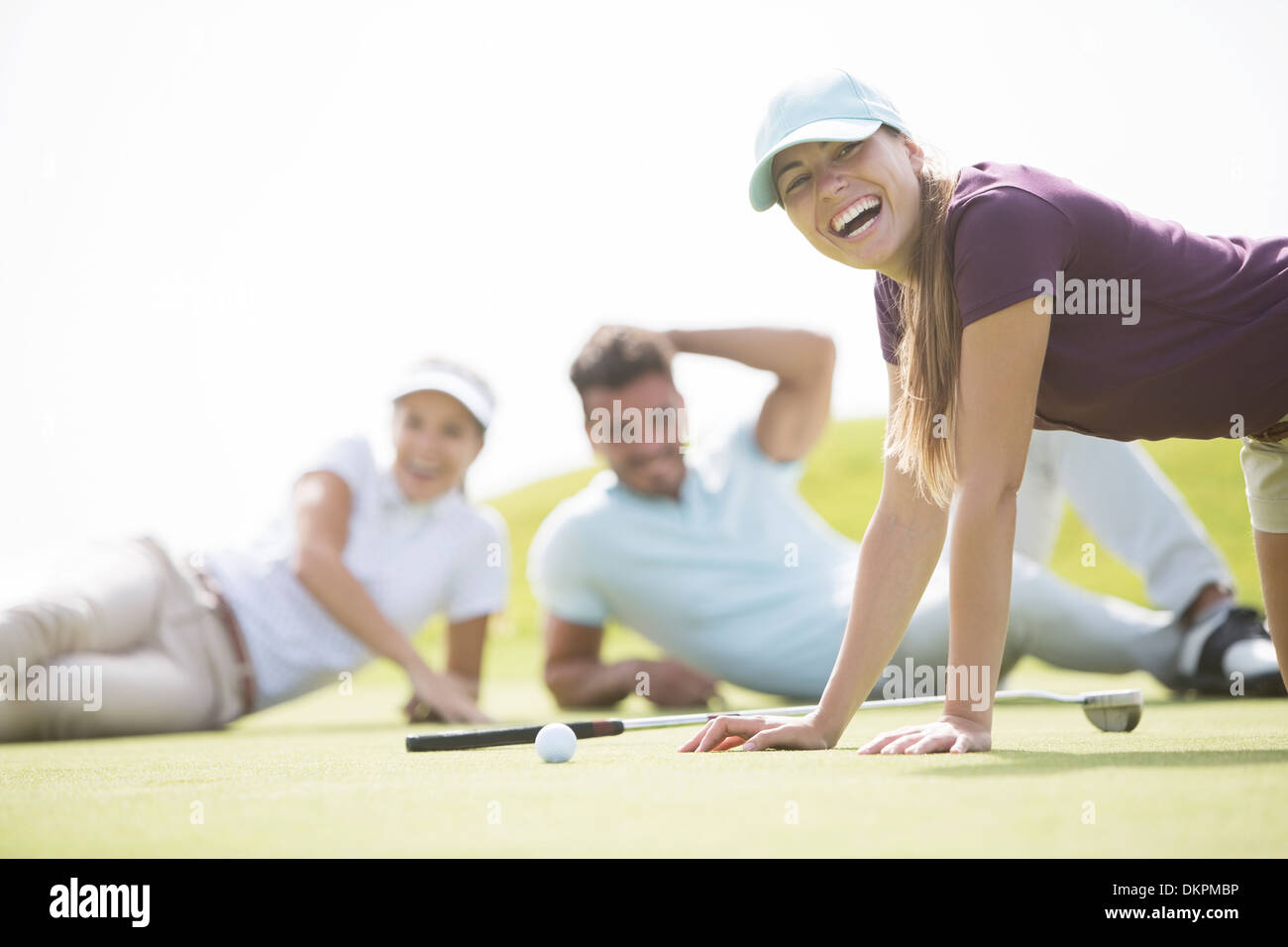 Gli amici di posa e ridere sul campo da golf Foto Stock