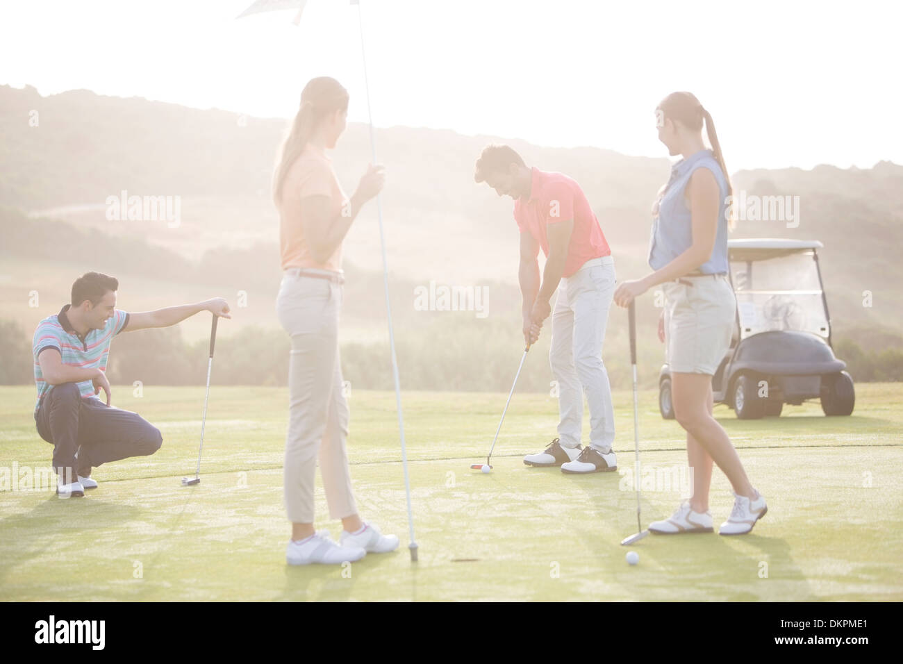 Amici per giocare a golf sul corso Foto Stock