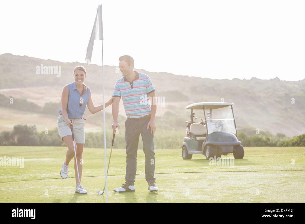 Giovane giocando a golf sul corso Foto Stock