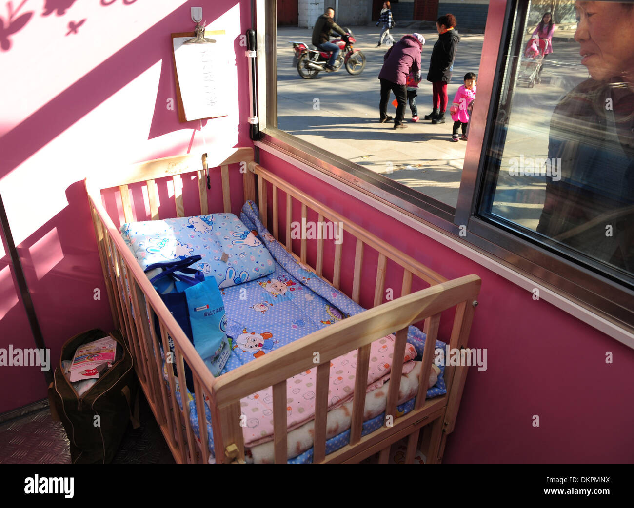 (131209) -- Xi'an, Dicembre 9, 2013 (Xinhua) -- Foto scattata il 9 dicembre 2013 mostra la culla all'interno del portello di bambino in Xi'an, capitale della Cina nord-occidentale della provincia di Shaanxi. Il primo bambino la berlina della provincia di Shaanxi è stato messo in uso a Xi'an di recente. Il rifugio ha ricevuto un neonato abbandonato lo scorso 4 dicembre. Impostazione di portelli di bambino è vivacemente discussa argomento in Cina come molti credono che il 'baby haven" può ridurre il senso di colpa dei genitori e incoraggiare tali atti. Ma senza tali luoghi di sicurezza, i genitori nascondono i neonati in luoghi nascosti che non sono facilmente reperibili, causando la morte di molti bab indesiderati Foto Stock