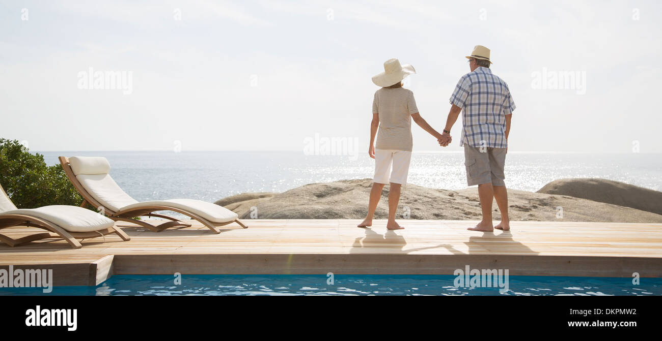 Coppia di anziani con vista sull'oceano dal balcone Foto Stock