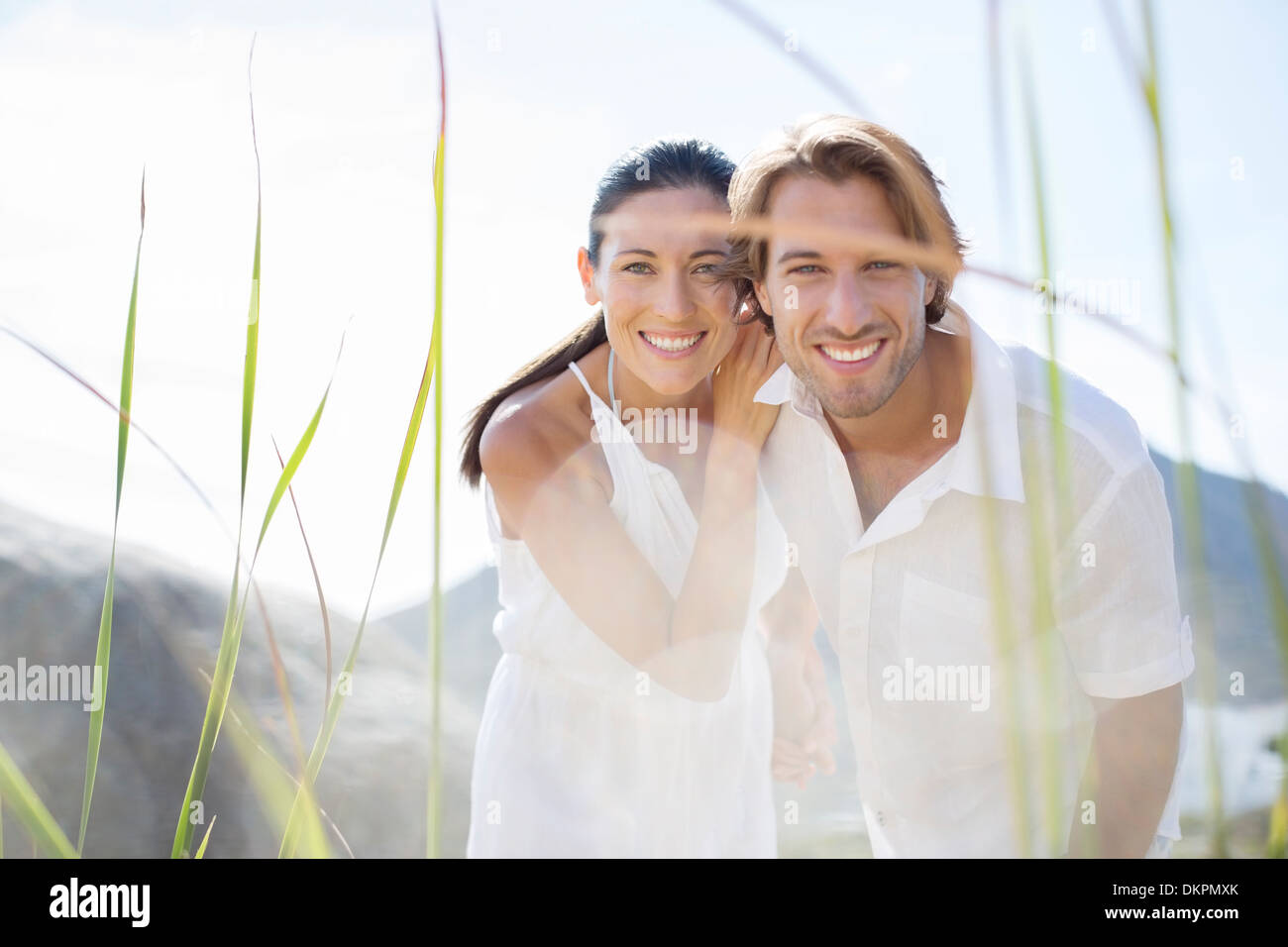 Coppia sorridente insieme all'aperto Foto Stock