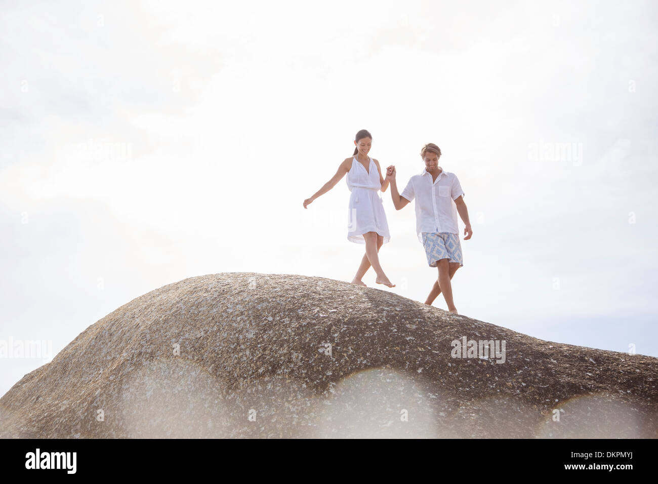 Giovane camminando sulla formazione di roccia Foto Stock