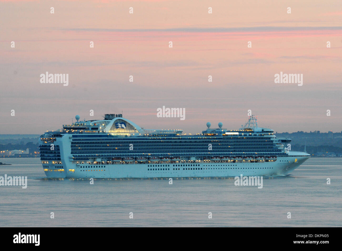 Crown Princess nave da crociera arriva a Southampton. Foto Stock