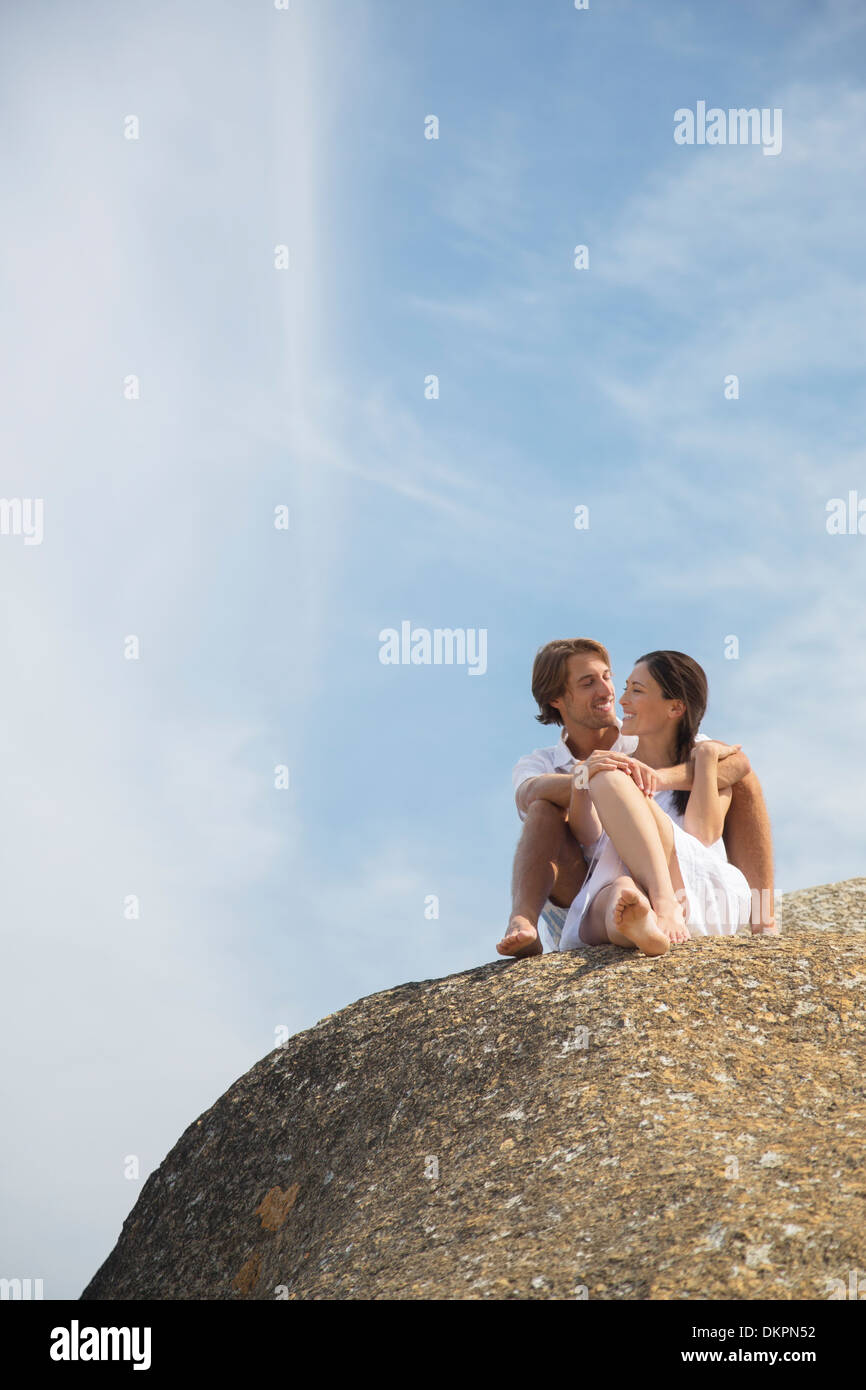 Giovane rilassante sulla formazione di roccia Foto Stock