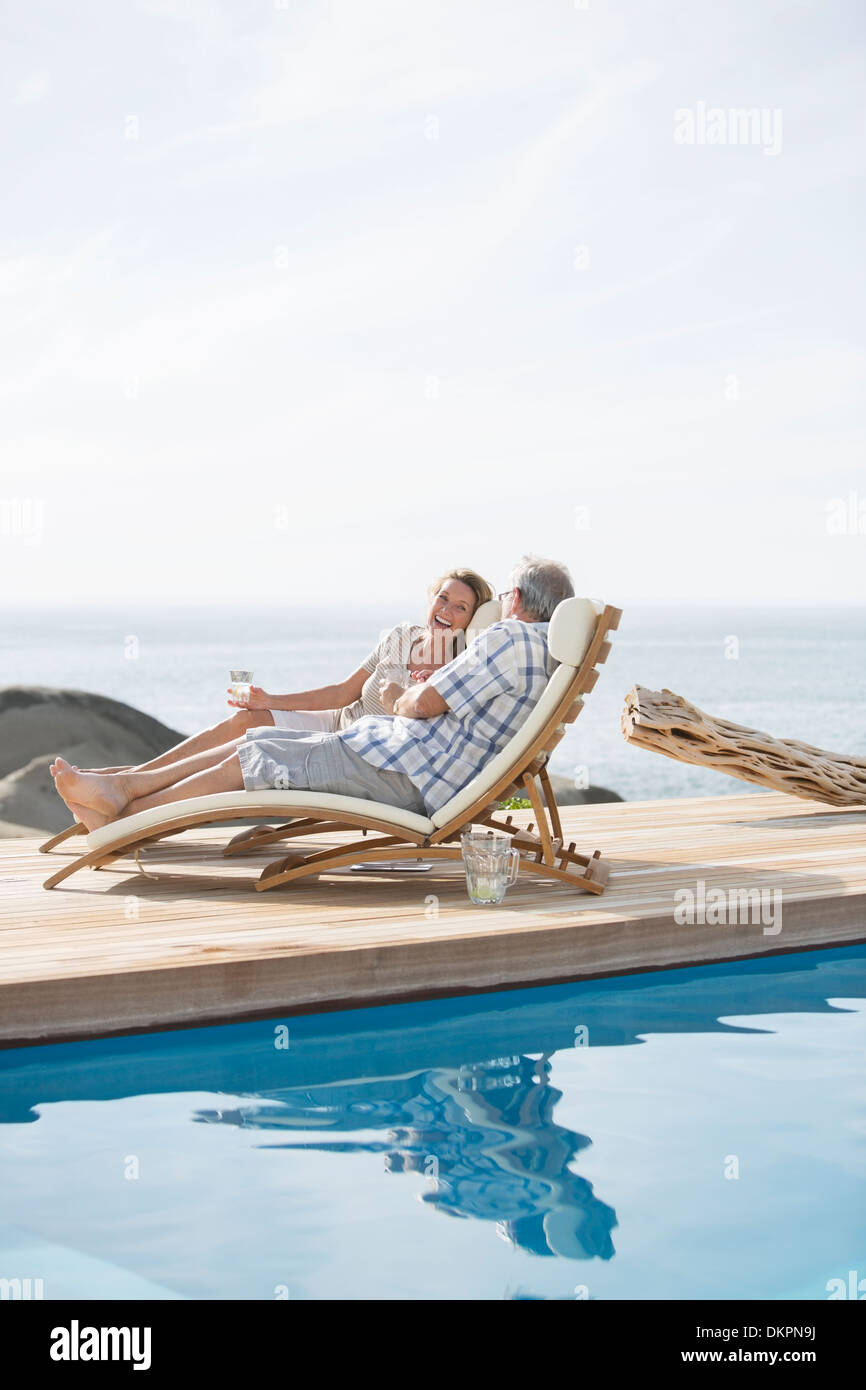 Coppia di anziani a rilassarci in piscina Foto Stock
