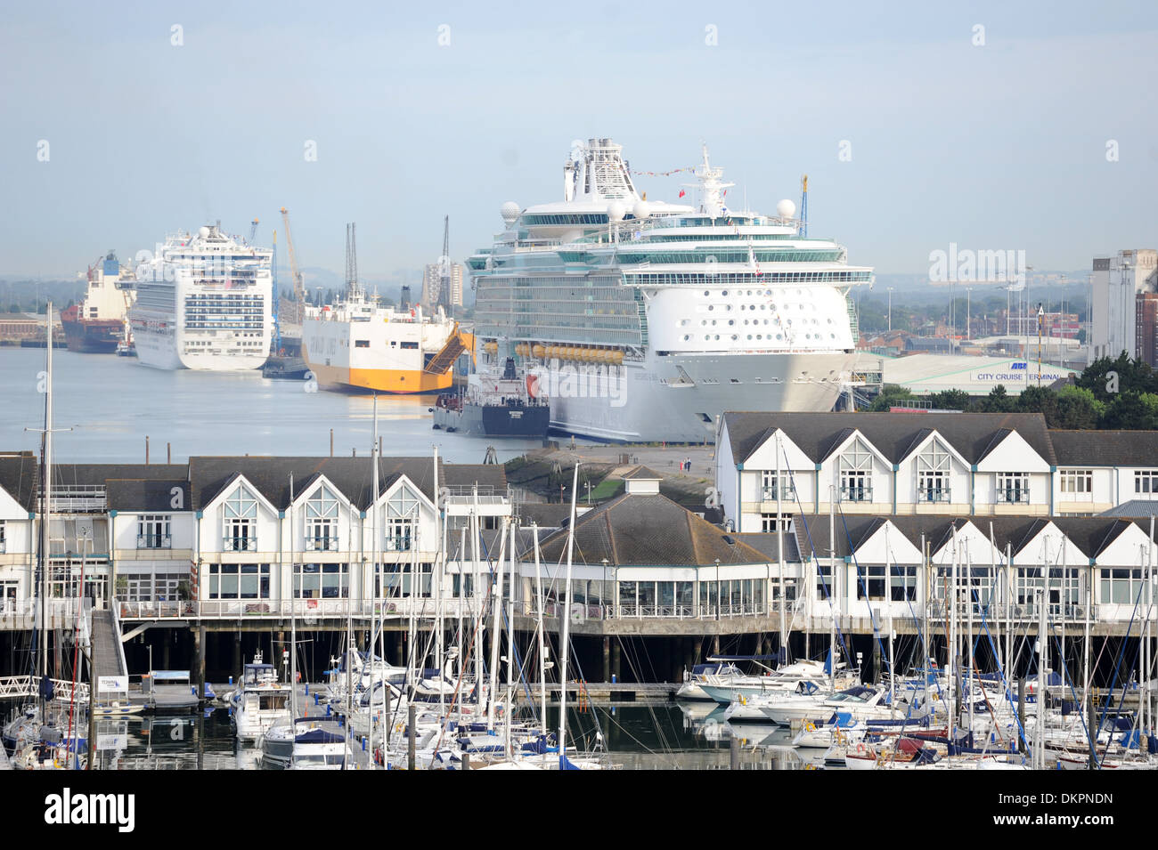 Royal Caribbean International per l'indipendenza dei mari nave da crociera al Porto di Southampton. Foto Stock