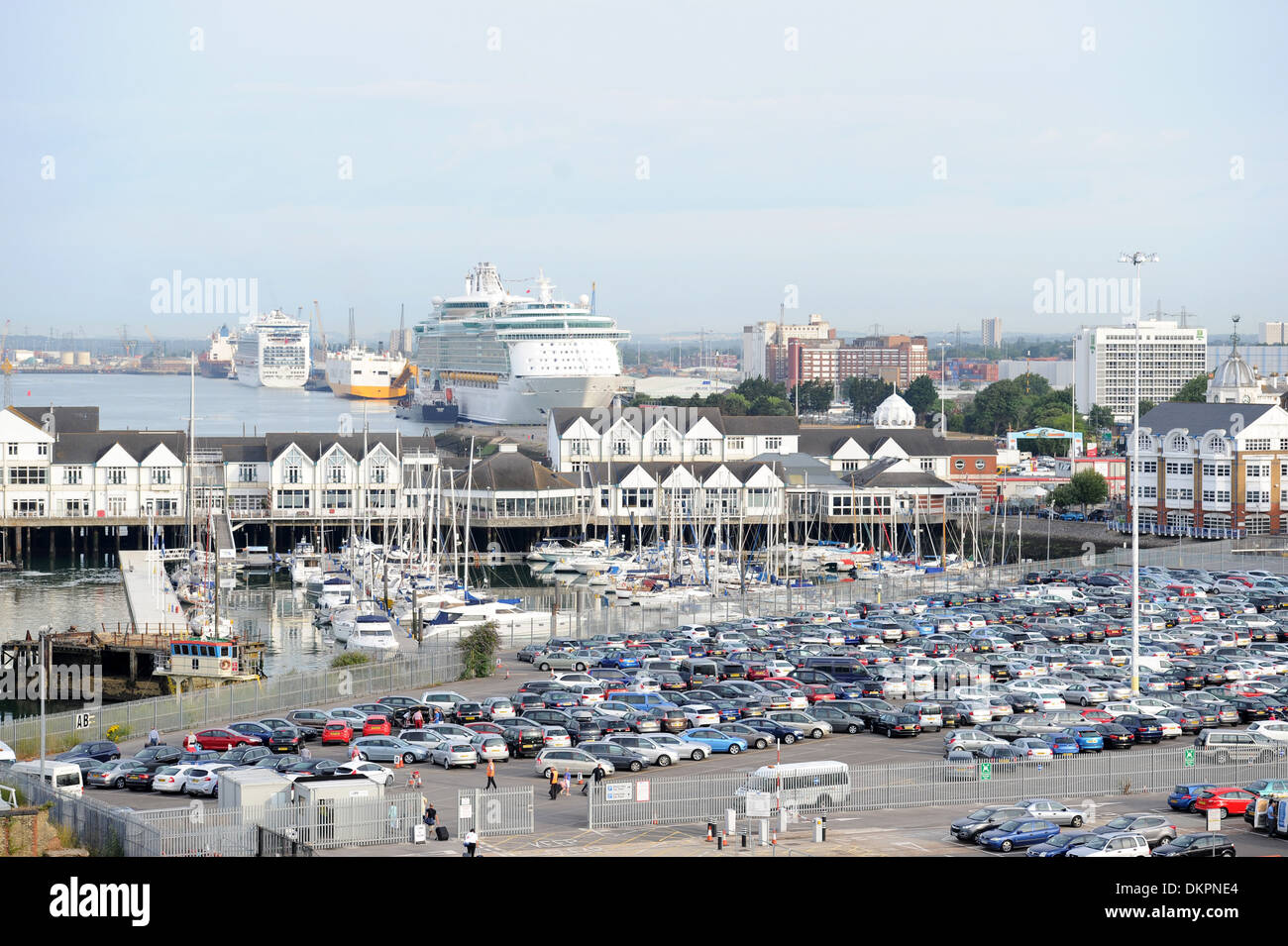 Royal Caribbean International per l'indipendenza dei mari nave da crociera al Porto di Southampton. Foto Stock