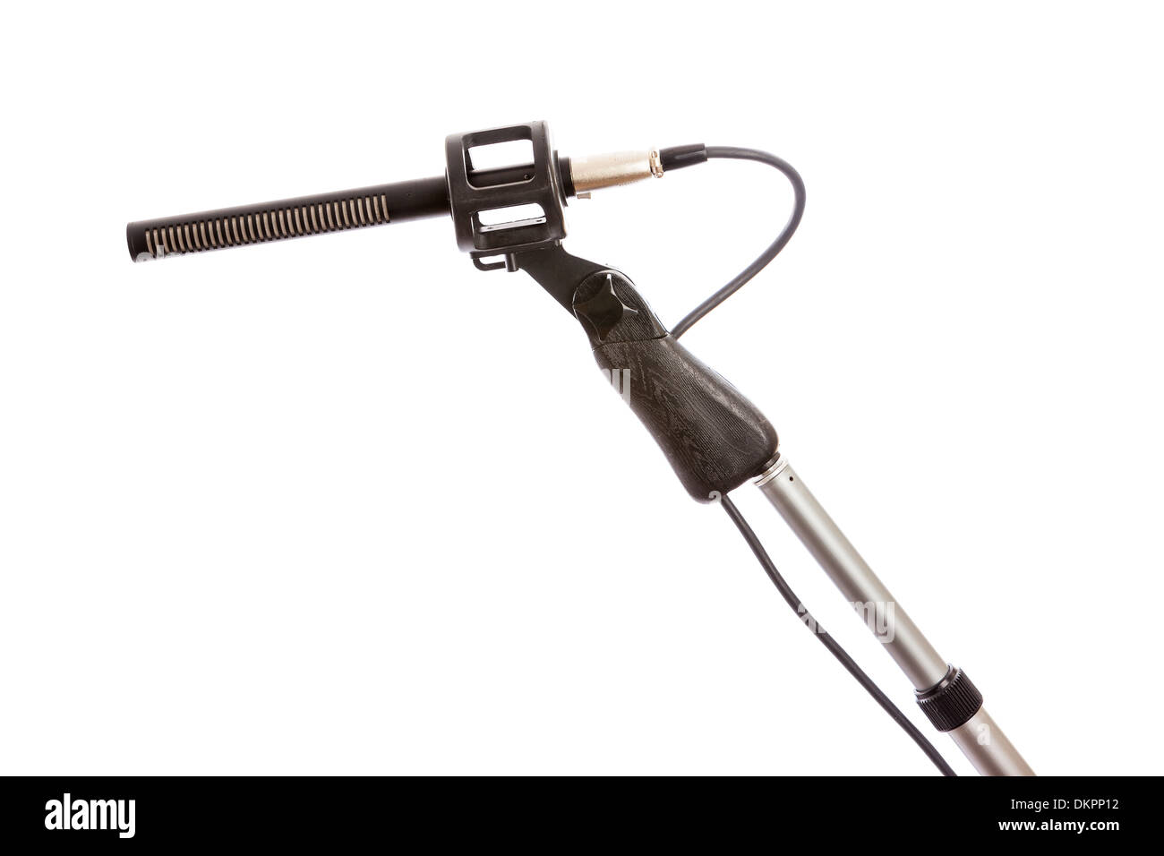 Close-up di un microfono a fucile su un boom pole contro uno sfondo bianco Foto Stock