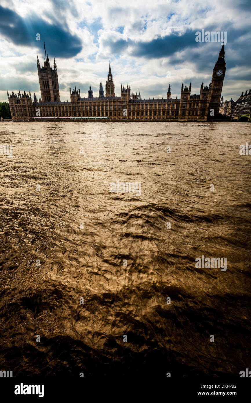 Extreme un ampio angolo di visione del Palazzo di Westminster e il fiume Tamigi con scuri, atmosferico trattamento colore. Foto Stock