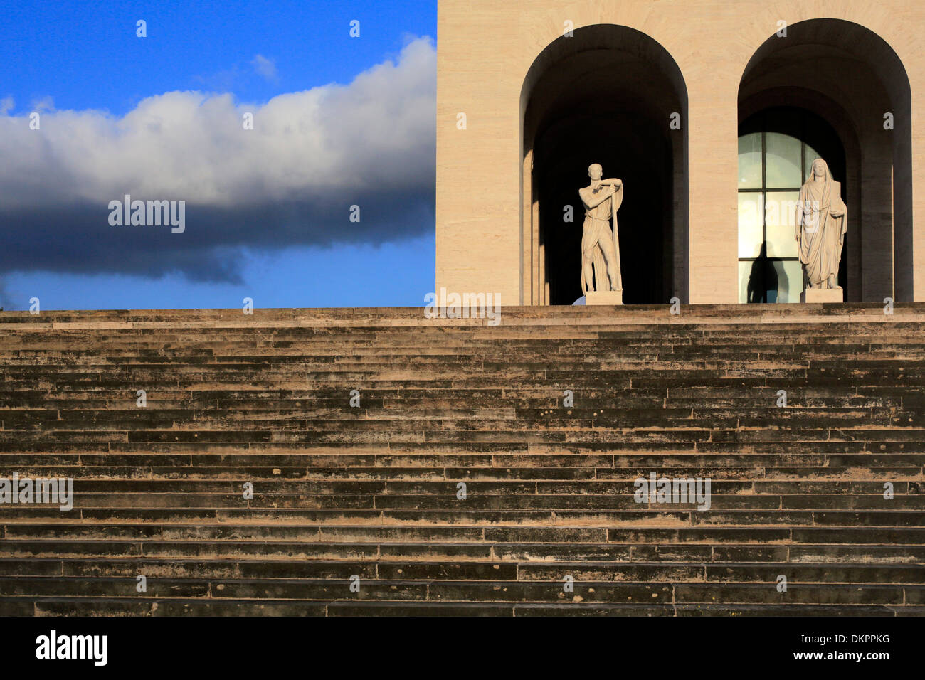 Palazzo della Civilta Italiana, (Colosseo Quadrato), EUR, Roma, Italia Foto Stock