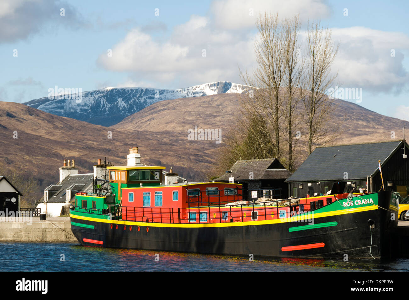 Una barca sul Caledonian Canal vicino a Fort William, regione delle Highlands, Scotland, Regno Unito. Foto Stock