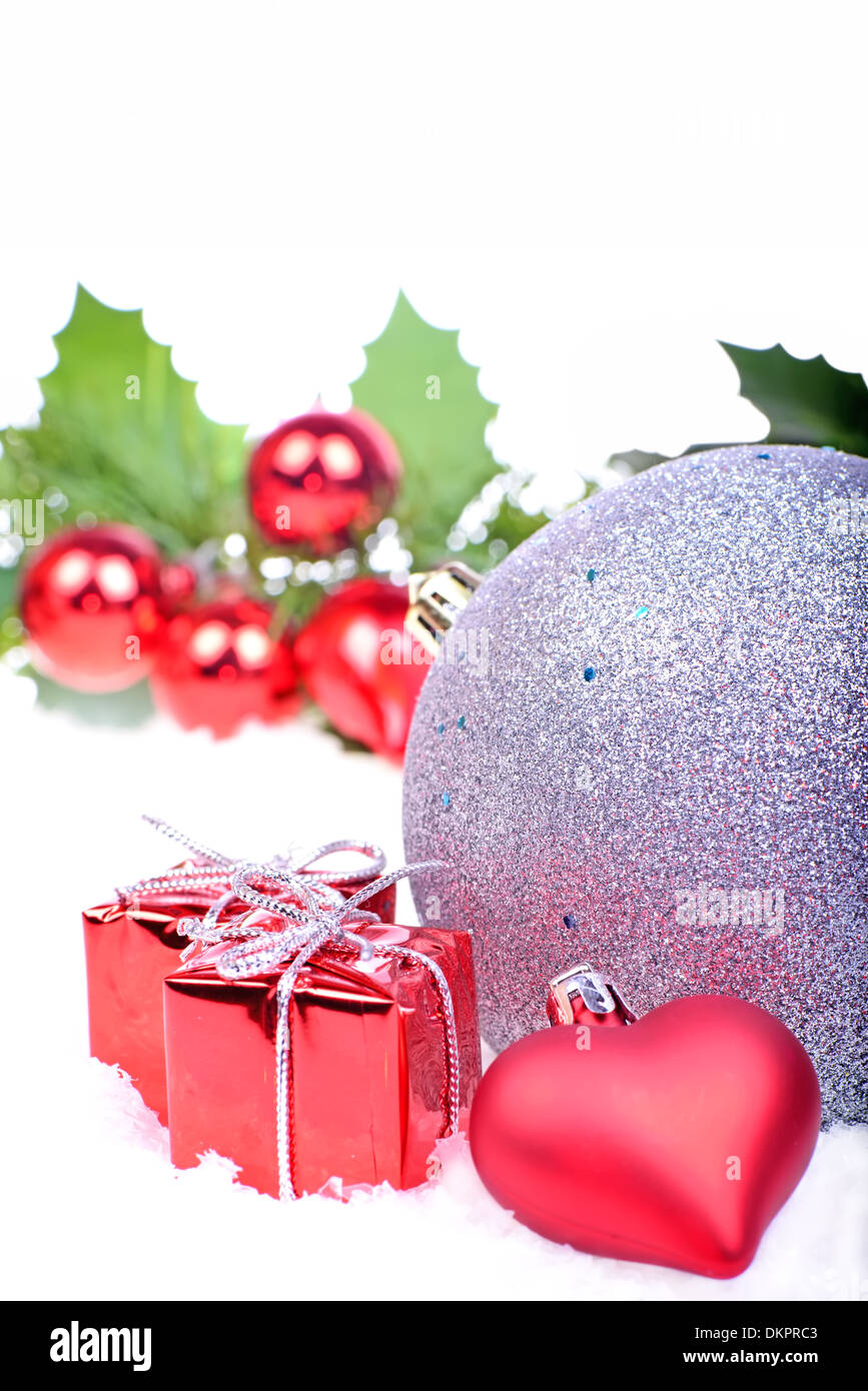 Sfondo di Natale con le palle, holly foglie e bacche Foto Stock