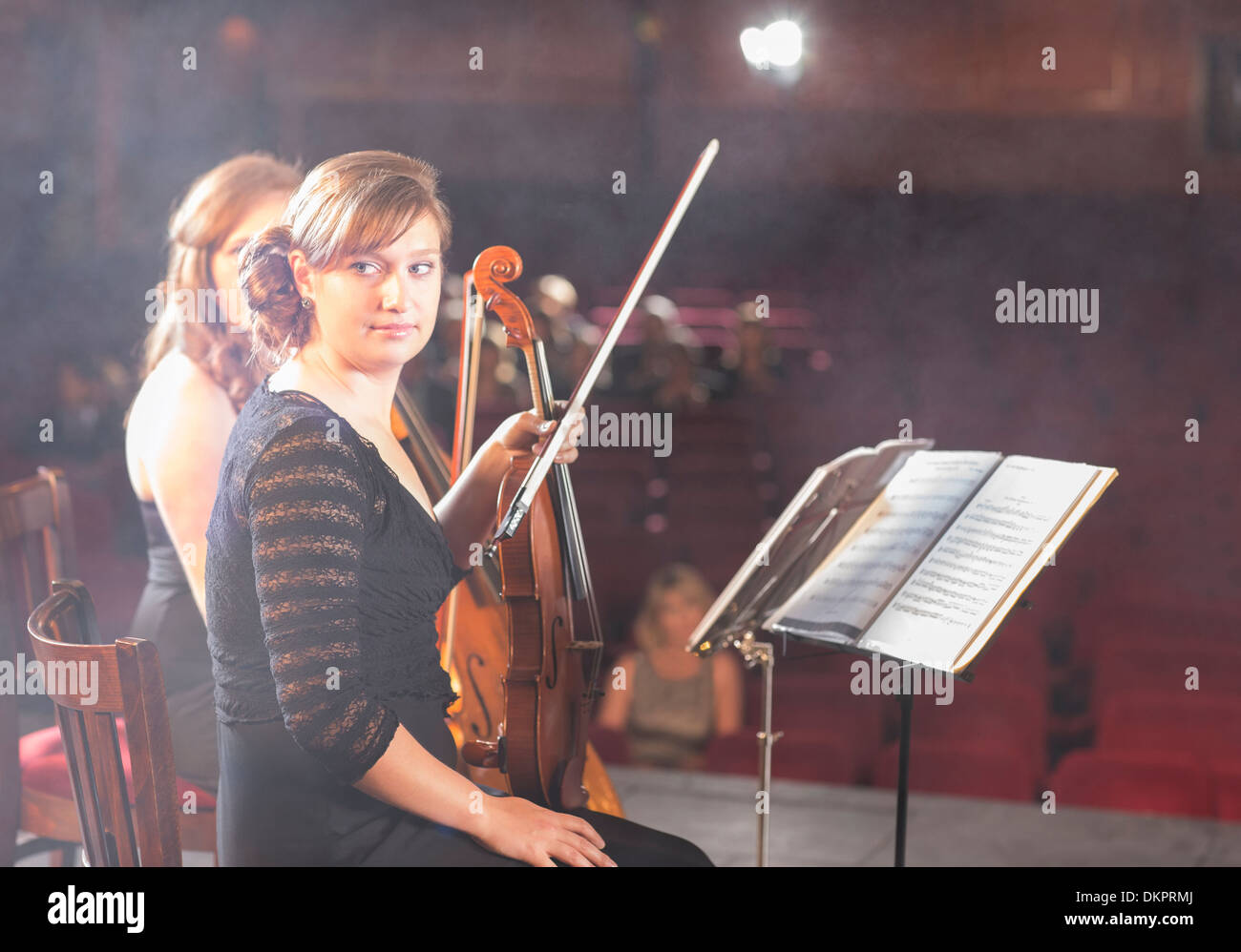 I violinisti preparando per la performance sul palco del teatro Foto Stock