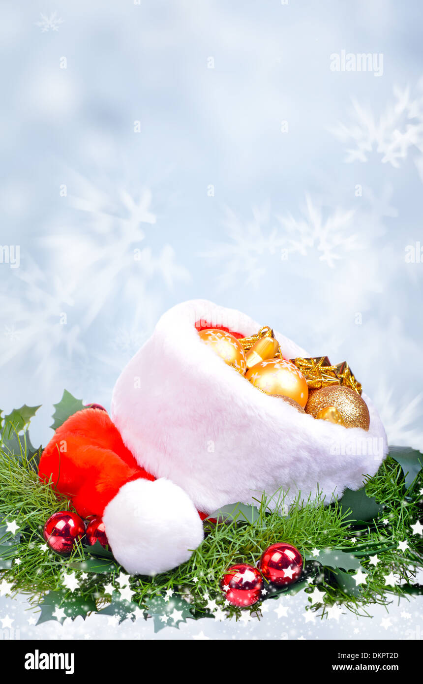 Natale con sfondo rosso Santa Claus hat e holly lascia Foto Stock